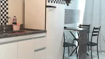 Suíte estúdio conforto, vista para a cidade | Sala de estar | TV LED 32 polegadas com canais a cabo, TV