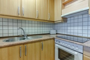 Een koelkast, een microgolfoven, een oven, een vaatwasser