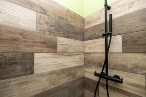 Badewanne, Haartrockner, Handtücher