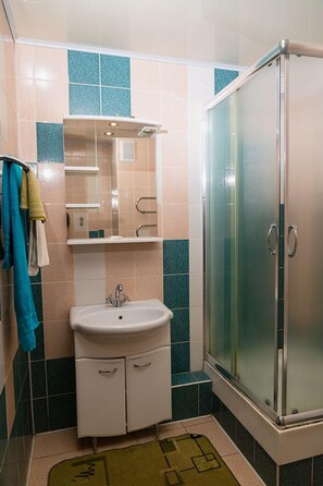スタンダード ダブルまたはツインルーム シングルベッド 2 台 | バスルーム | シャワー、タオル、石鹸、トイレットペーパー