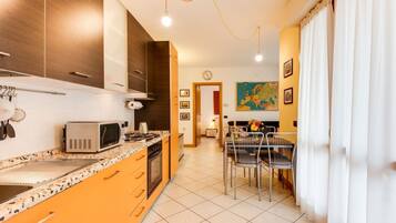 Frigorifero, microonde, forno, piano cottura