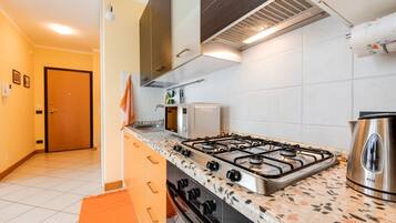 Frigorifero, microonde, forno, piano cottura