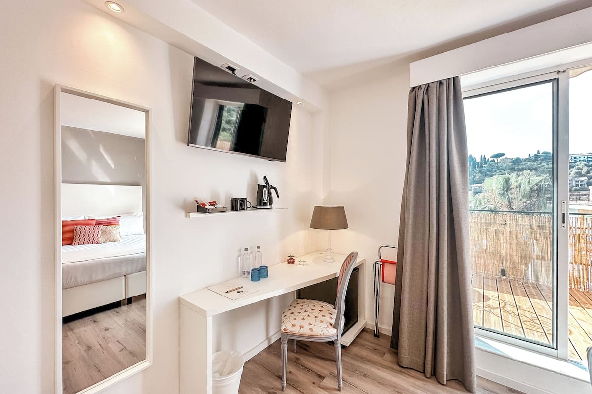 comfort double or twin room, terrace, sea view | minibar, in-room safe, desk, laptop workspace