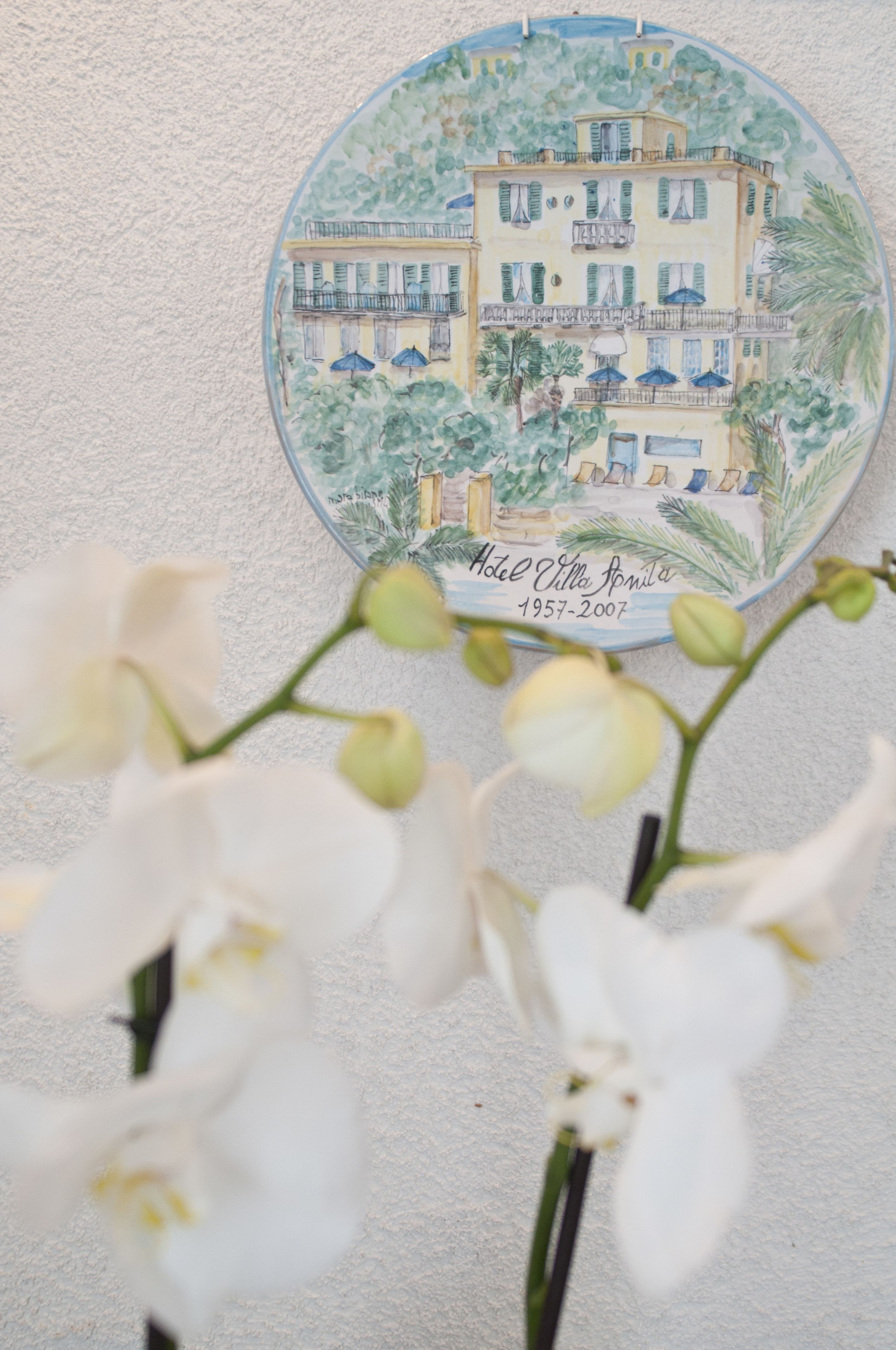 Ein altes Hotel-Schild mit einer Gebäudedarstellung und dem Text "Hotel Villa Spinta 1957-2007".