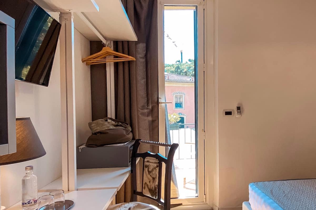 Minibar, caja de seguridad en la habitación y escritorio
