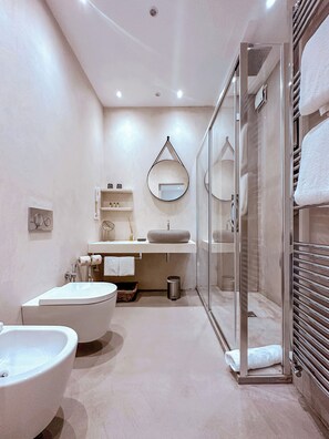 Suite Junior, patio | Bagno | Doccia, soffione a pioggia, set di cortesia gratuito, asciugacapelli