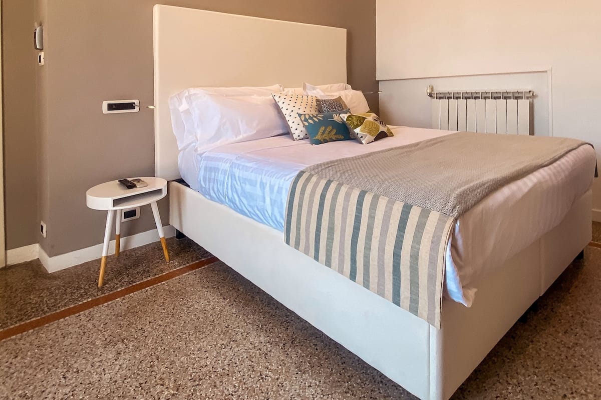 Comfort kamer, 1 twee- of 2 eenpersoonsbedden, balkon | Een minibar, een kluis op de kamer, een bureau, een laptopwerkplek