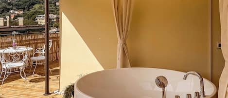 Chambre Confort Double ou avec lits jumeaux, terrasse, vue mer | Baignoire relaxante profonde