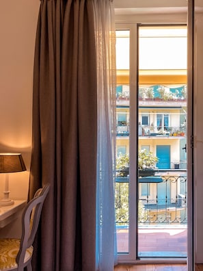 Chambre Classique Double ou avec lits jumeaux, balcon | Vue de la chambre