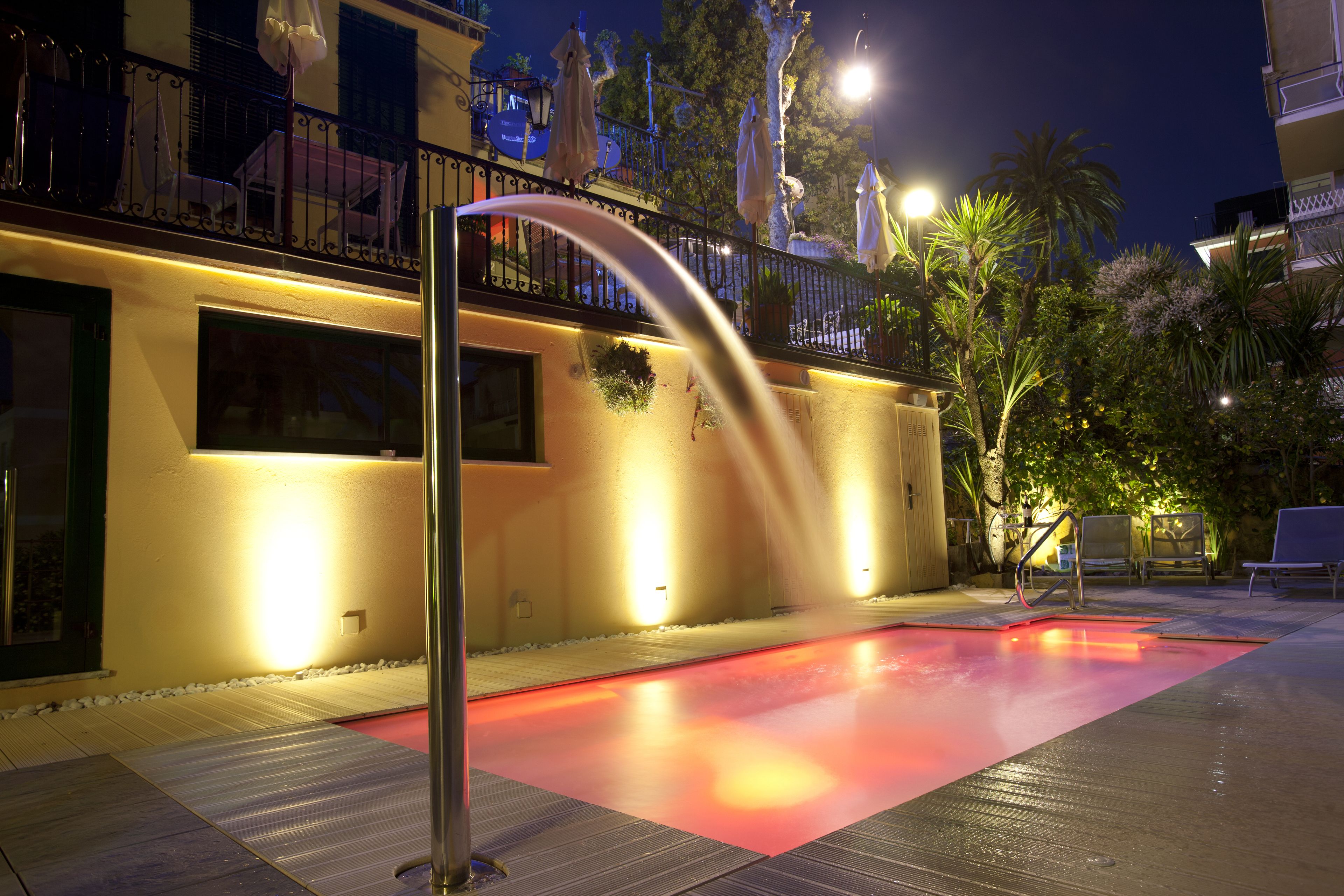 Een seizoensgebonden buitenzwembad, parasols voor strand/zwembad