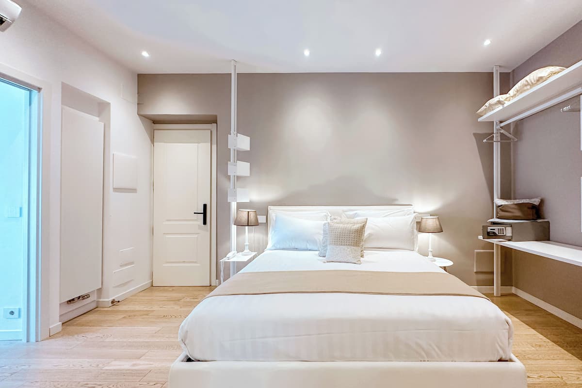 Junior suite, patio | Een minibar, een kluis op de kamer, een bureau, een laptopwerkplek
