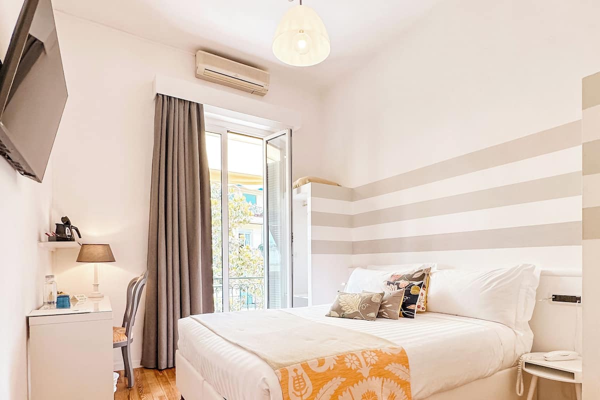 Klassieke kamer, 1 twee- of 2 eenpersoonsbedden, balkon | Een minibar, een kluis op de kamer, een bureau, een laptopwerkplek