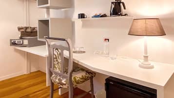 Habitación clásica, 1 cama matrimonial | Minibar, caja de seguridad en la habitación y escritorio