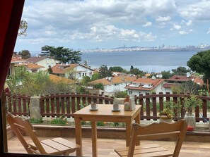 Deluxe Room, 1 Queen Bed, Sea View | Premium bedding, blackout drapes, iron/ironing board, free WiFi - Elisa Butik Otel (Adalar)