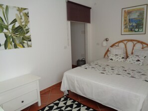 1 habitación, tabla de planchar con plancha, wifi gratis y ropa de cama