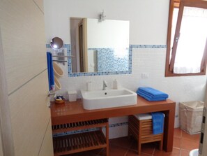 Regadera, secadora de cabello, bidet, toallas