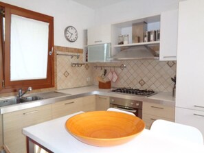 Een koelkast, een oven, een kookplaat, een vaatwasser