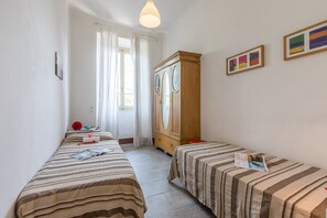 3 slaapkamers, een strijkplank/strijkijzer, internet, beddengoed