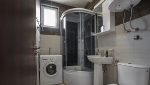 Appartement, 1 chambre, balcon | Salle de bain | Douche, serviettes fournies