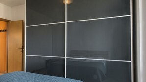 A bedroom with a bed, a wardrobe, and a mirror. - N196 - Numana, delightful two-room apartment with garden and sea view (Numana)