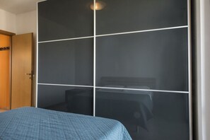 1 bedroom, bed sheets - N196 - Numana, delightful two-room apartment with garden and sea view (Numana)