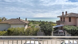 A residential area with houses, a view of the sea, and a clear sky. - N196 - Numana, delightful two-room apartment with garden and sea view (Numana)