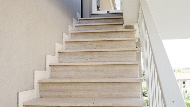A staircase with a handrail, leading to a window with a view of the outside. - N196 - Numana, delightful two-room apartment with garden and sea view (Numana)