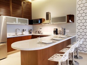 Cafeteira/chaleira, geladeira, micro-ondas, fogão