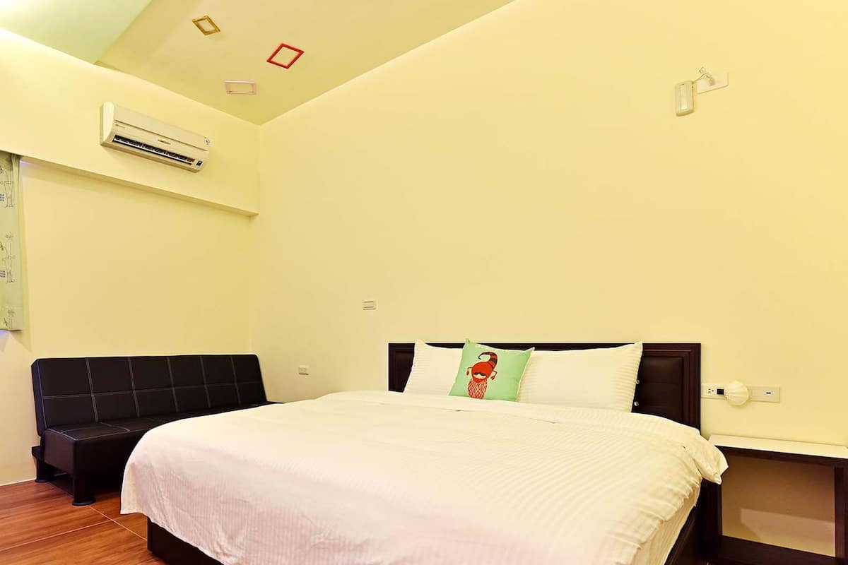 Deluxe Double Room, 1 Queen Bed | Blackout drapes, free WiFi, bed sheets