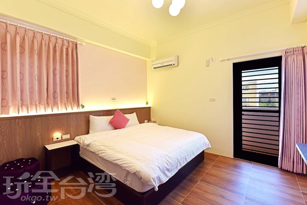 Deluxe Double Room, 1 Queen Bed | Blackout drapes, free WiFi, bed sheets