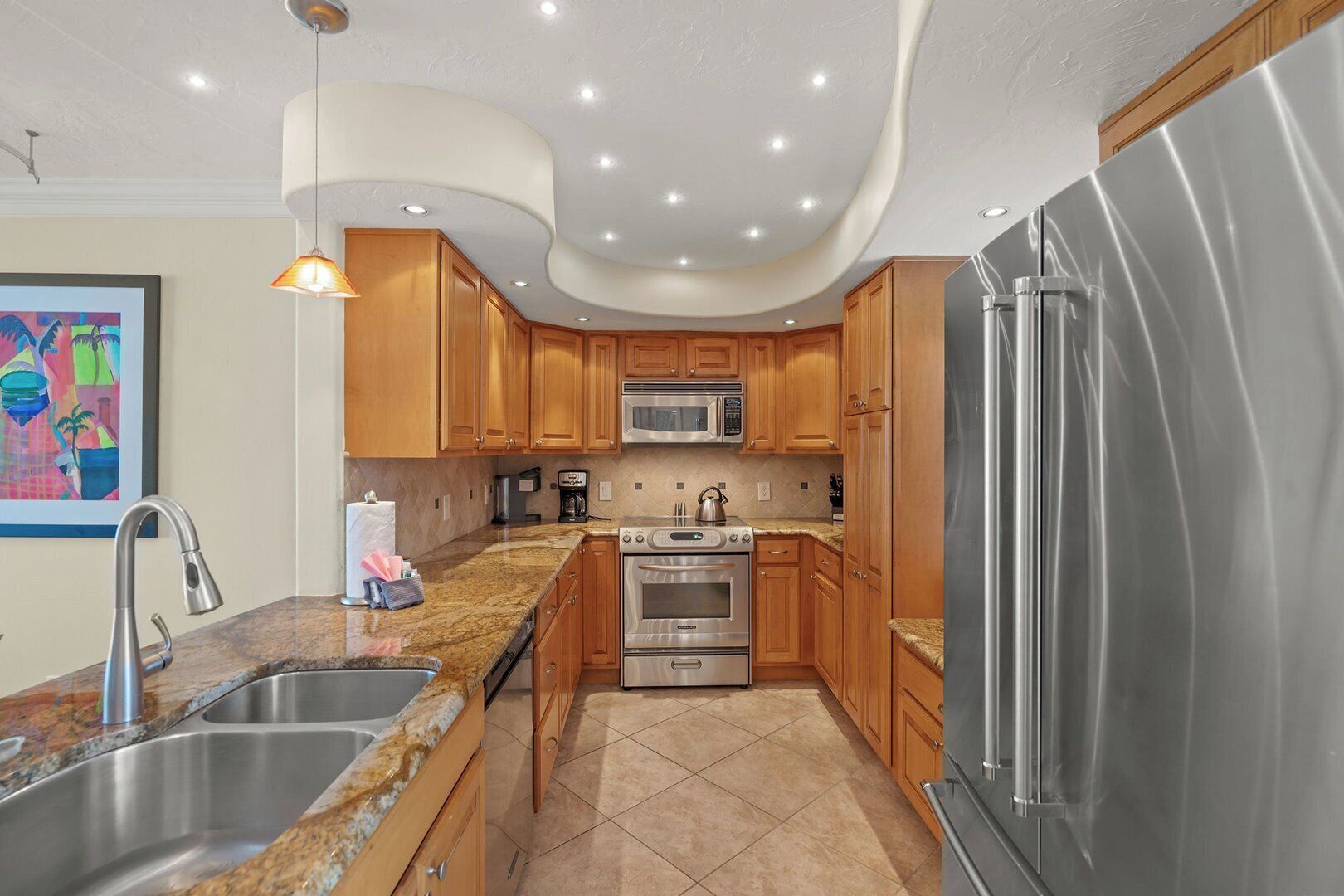 Kjøleskap, mikrobølgeovn, ovn og oppvaskmaskin