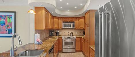 Kjøleskap, mikrobølgeovn, ovn og oppvaskmaskin