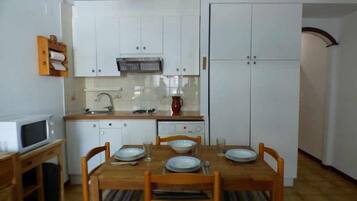 Kühlschrank, Mikrowelle, Kochgeschirr/Geschirr/Besteck