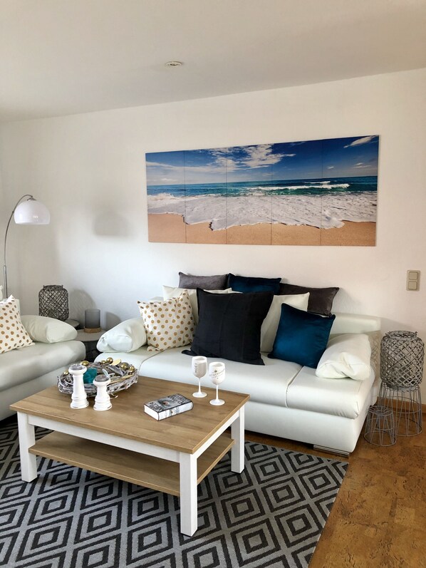 Smart-TV, Tischfußball, Bücher, Musikbibliothek