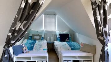 3 soveværelser, pengeskab på værelset, skrivebord, strygejern/strygebræt