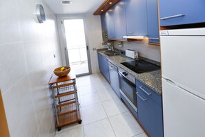 Een koelkast, een microgolfoven, een oven, een vaatwasser