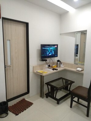 Meja kerja, kedap suara, Wi-Fi gratis, dan seprai linen