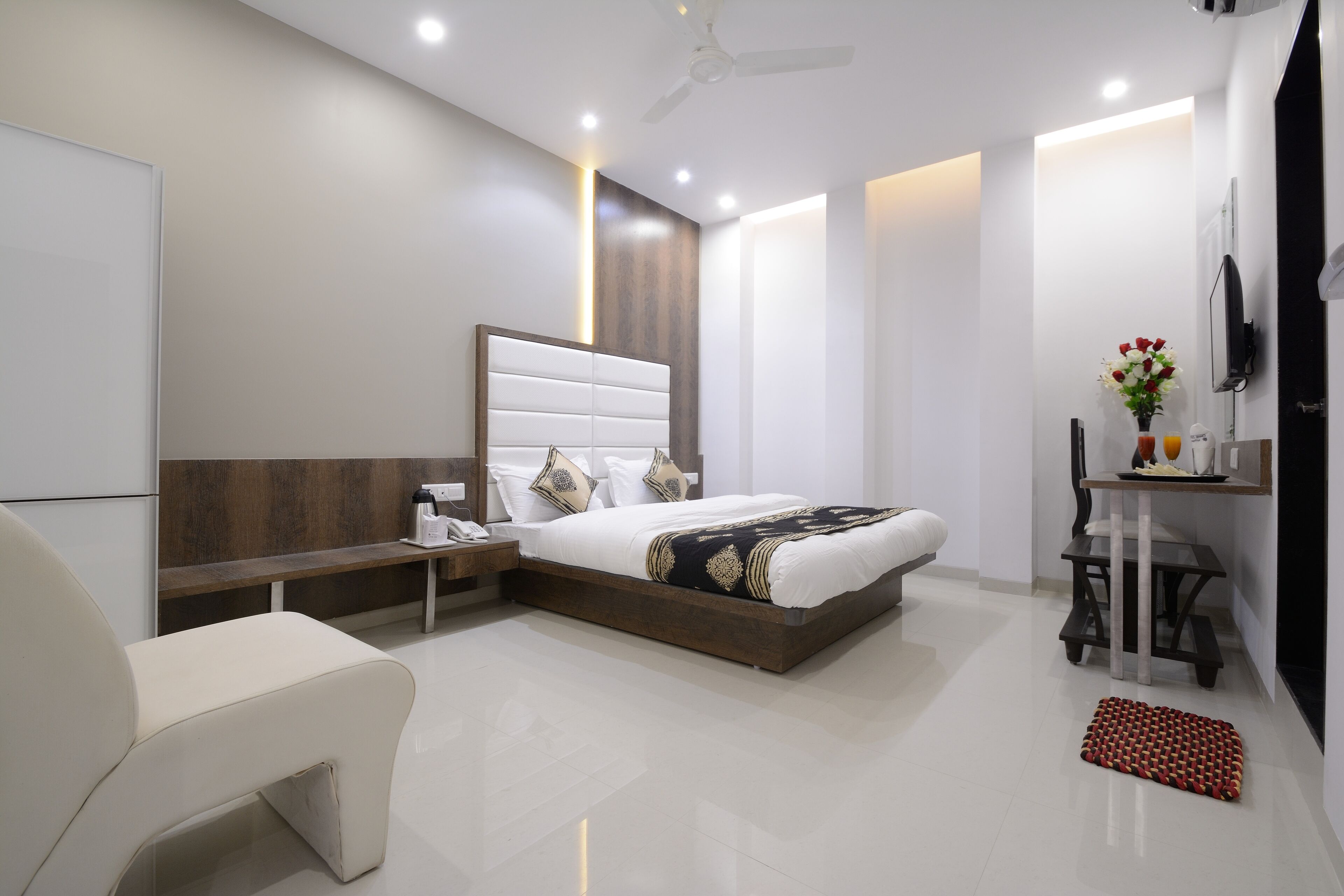 Desk, soundproofing, free WiFi, bed sheets