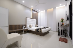 Escritorio, sistema de insonorización, wifi gratis y ropa de cama