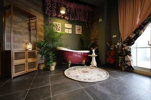 Exclusive Room | 1 bedroom, down duvets, individually decorated, individually furnished - PENGHU LUCAI B&B  (Magong)