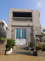 Fachada de la propiedad