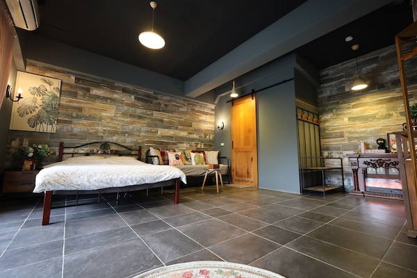 1 habitación, cubrecamas, decoración personalizada y muebles diferentes