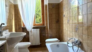 Bathtub, bidet, towels