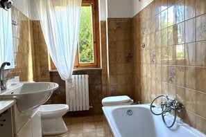 أحواض استحمام، مراحيض شطف، مناشف