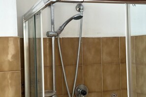 Baignoire, bidet, serviettes fournies
