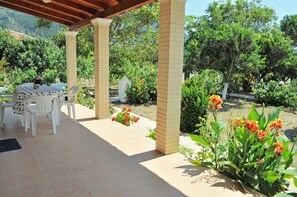 Outdoor dining - Beach houses Yannis at Agios Gordios (Agios Gordios)