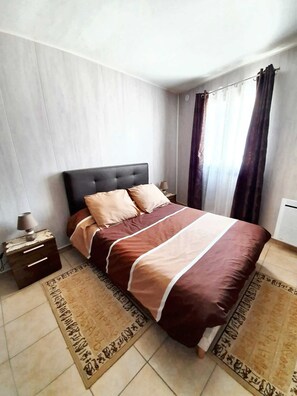 2 bedrooms, iron/ironing board, internet