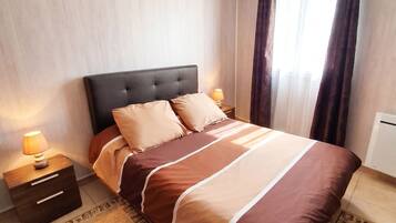 2 bedrooms, iron/ironing board, travel crib, WiFi (free)
