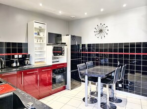 Réfrigérateur, micro-ondes, four, plaque de cuisson