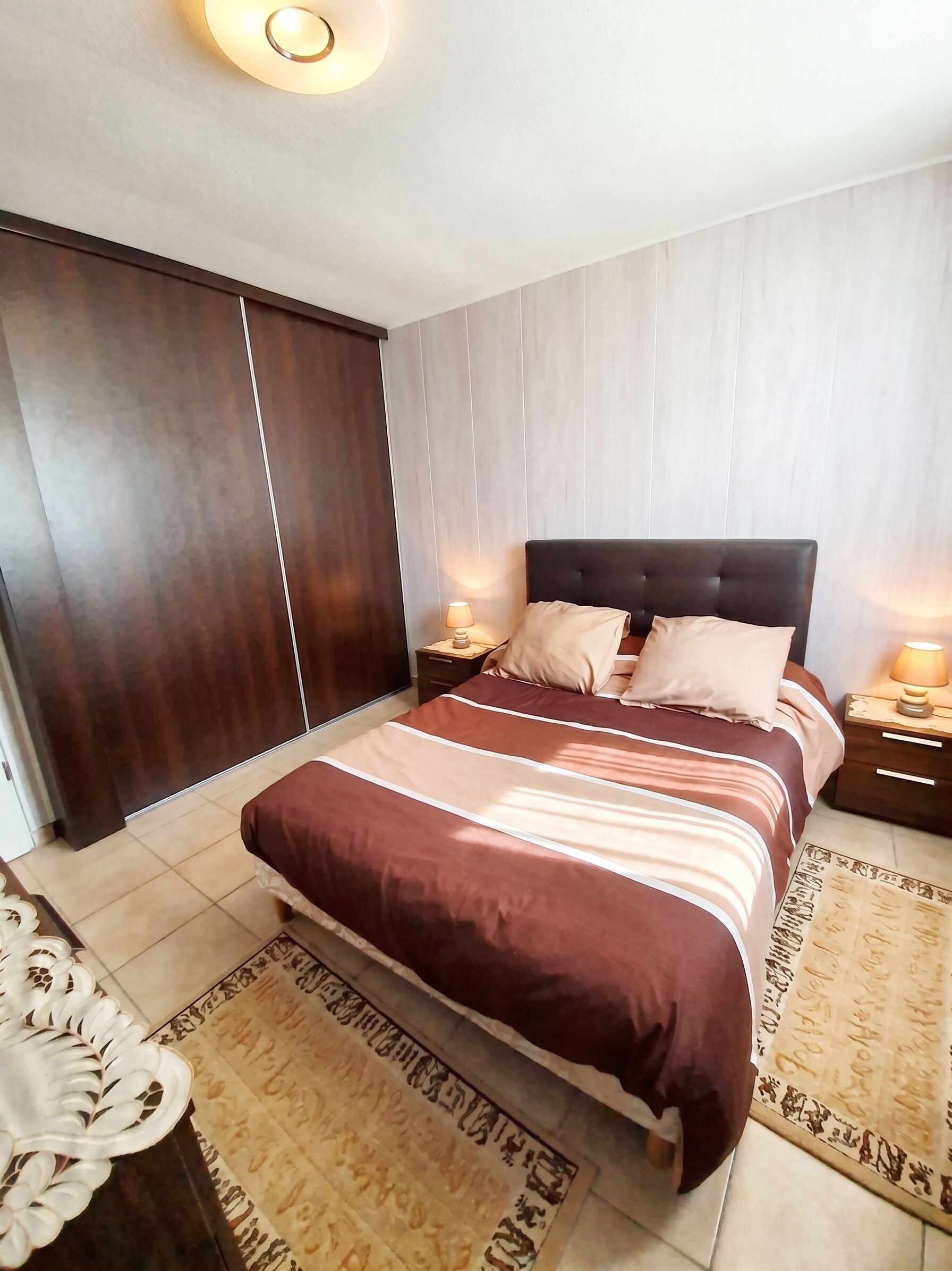 2 habitaciones, tabla de planchar con plancha y cuna de viaje 